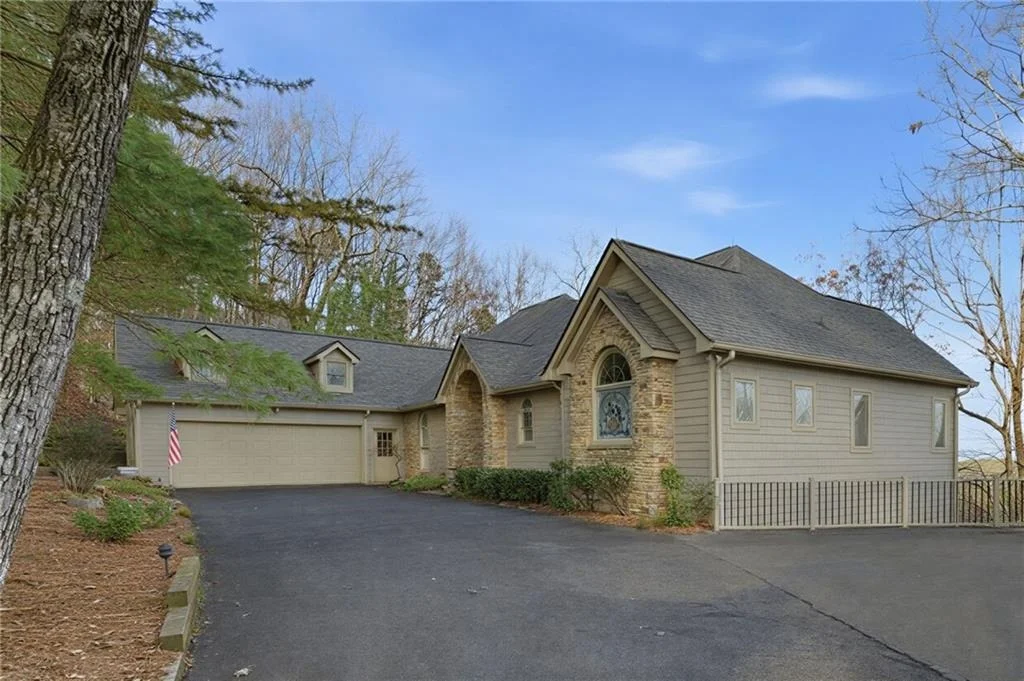 Photo of 739 Summit Drive E