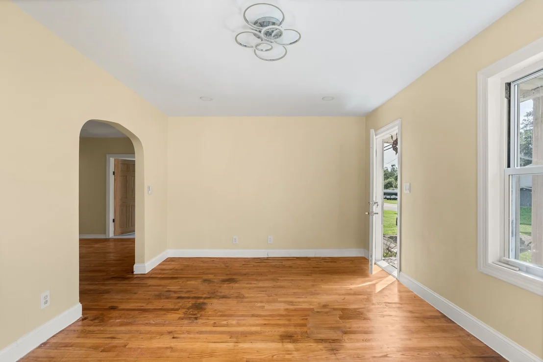 Photo of 1083 River Road