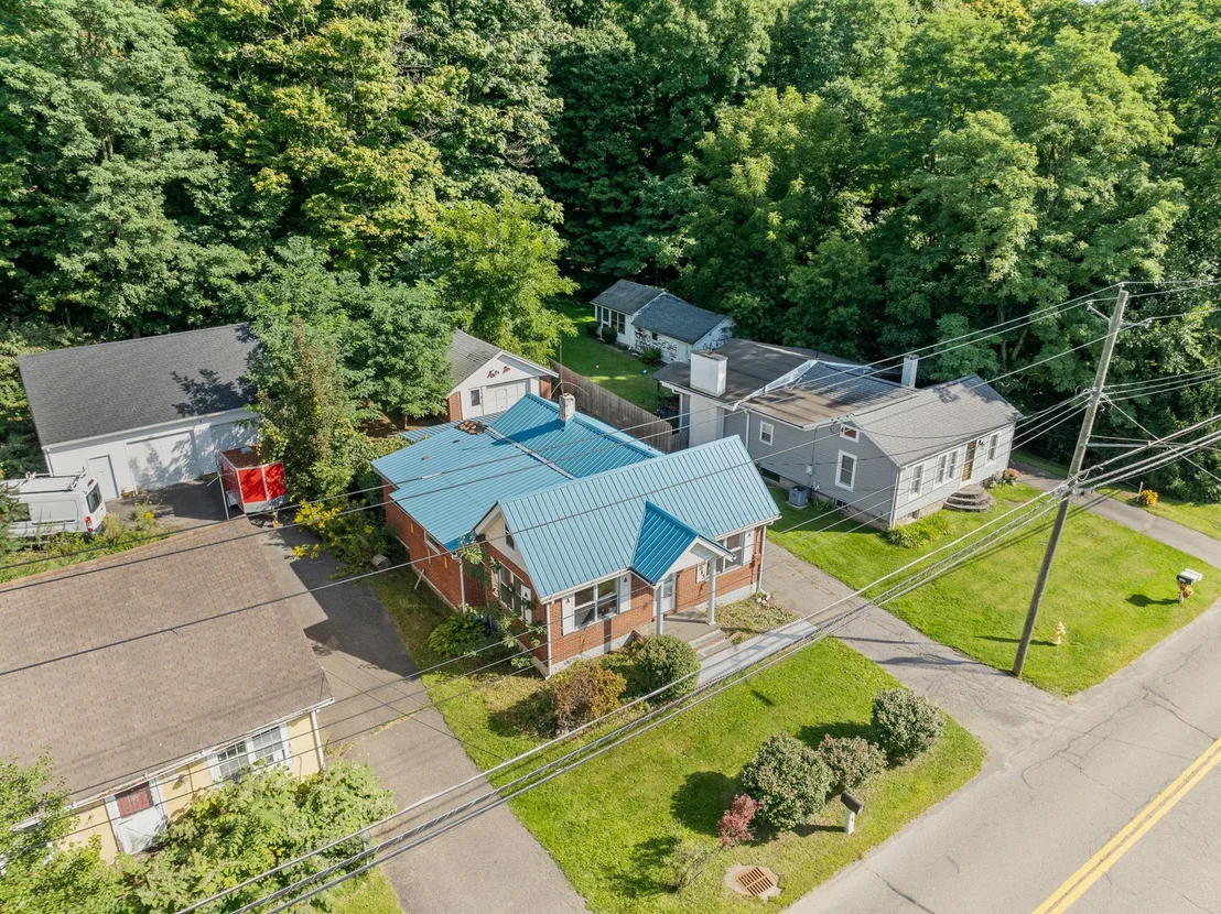 Photo of 1083 River Road