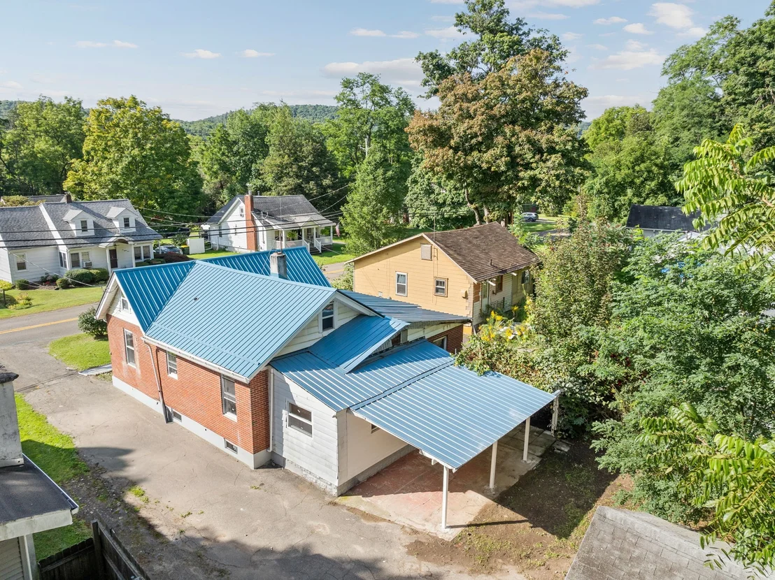 Photo of 1083 River Road
