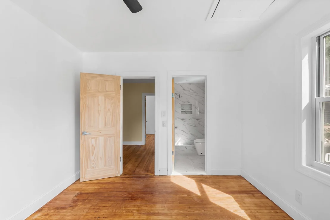 Photo of 1083 River Road