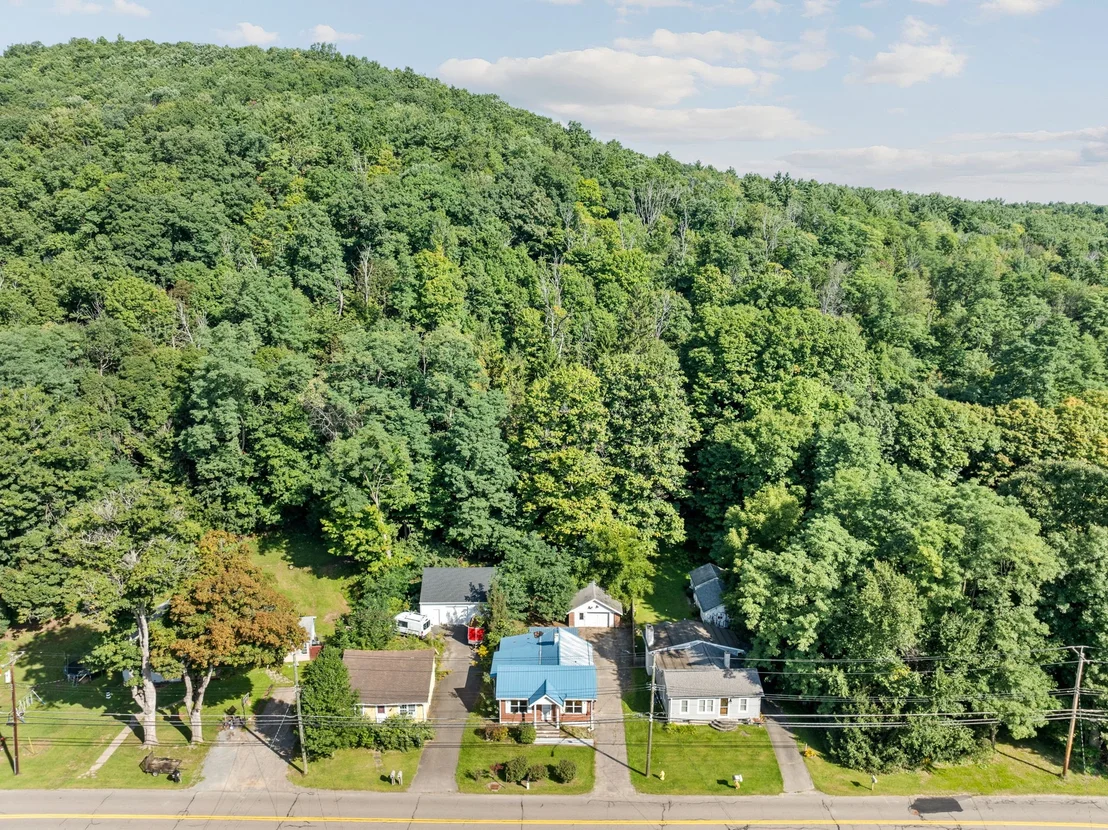 Photo of 1083 River Road