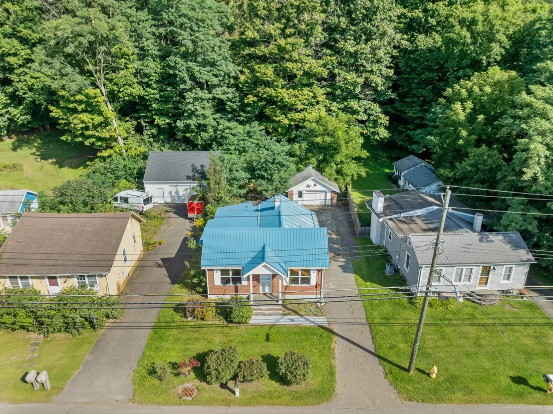 Photo of 1083 River Road