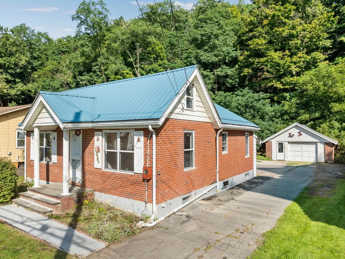 Photo of 1083 River Road