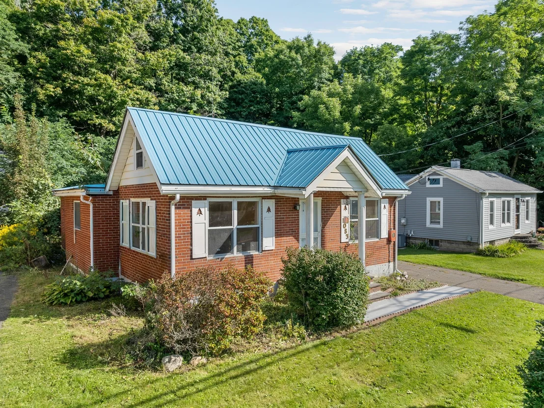 Photo of 1083 River Road
