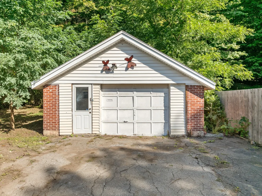 Photo of 1083 River Road