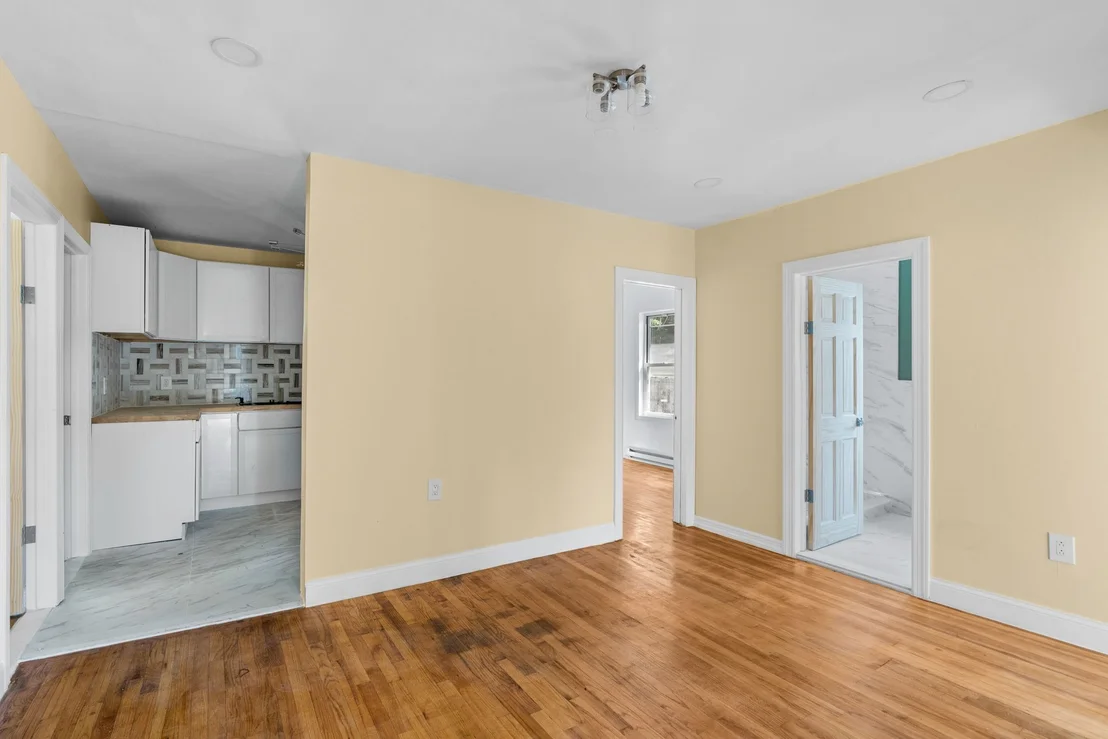 Photo of 1083 River Road