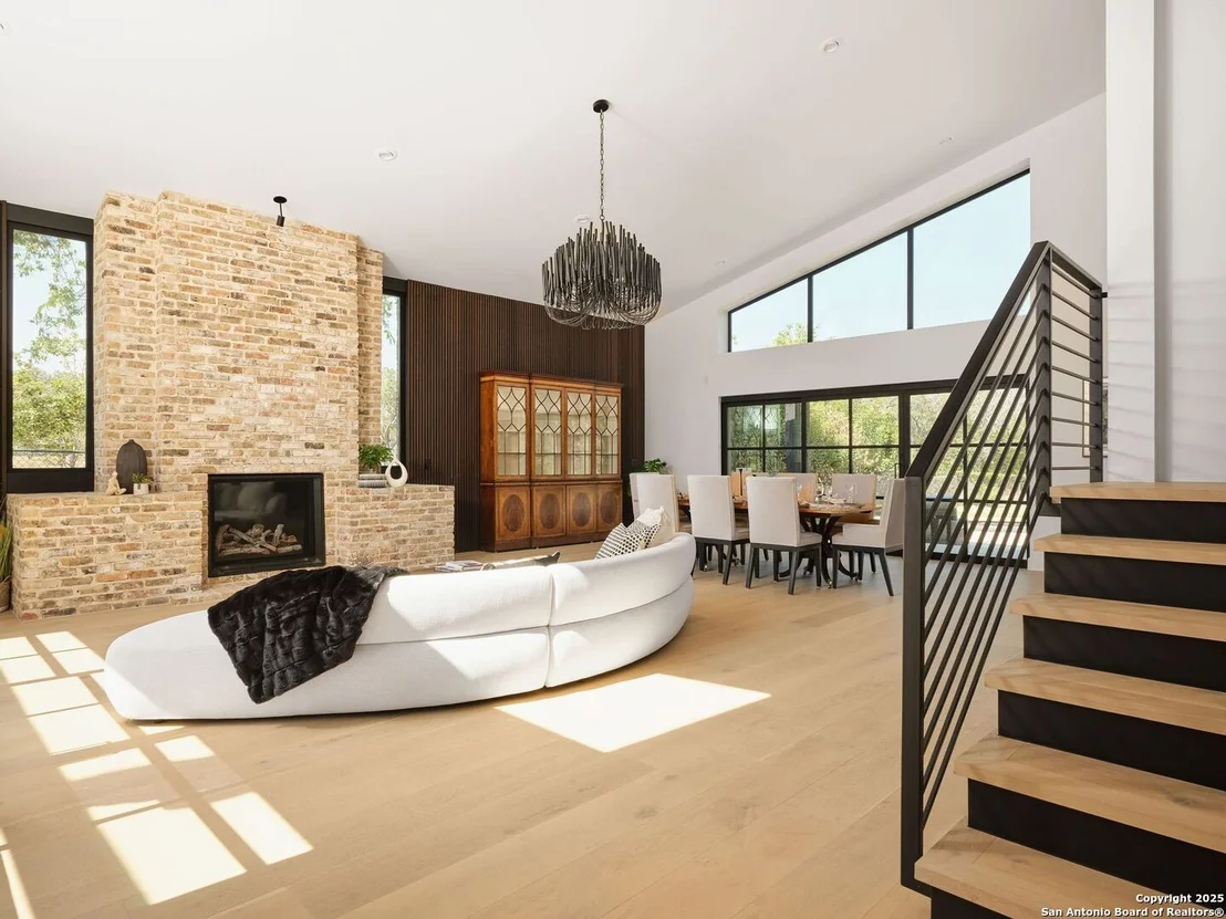 Photo of 353 Lakeview Blvd