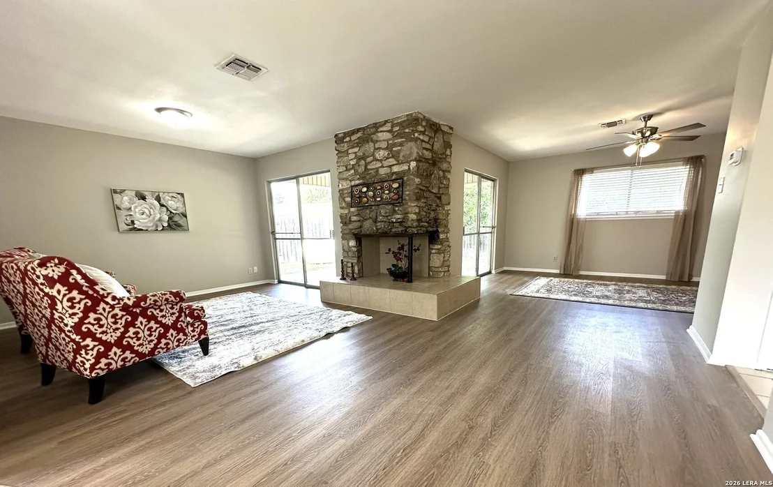 Photo of 129 CLOVERLEAF DR