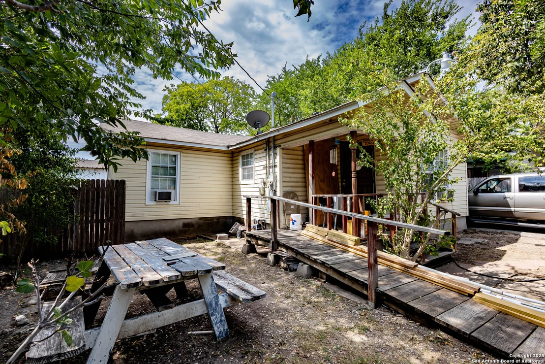 Photo of 2040 W Laurel