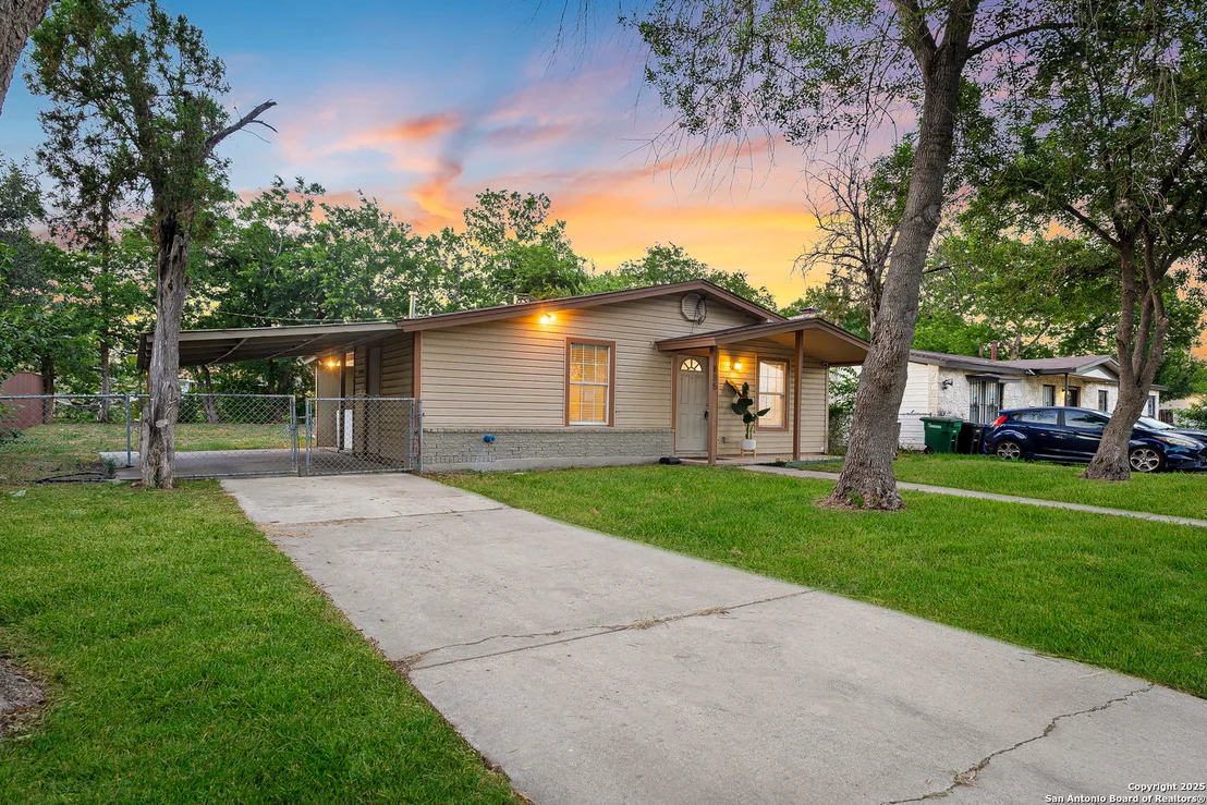 Photo of 835 Deely