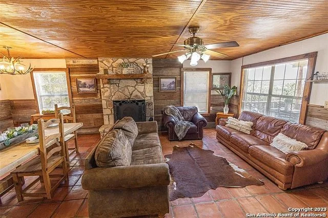Photo of 606 Canyon Oaks Dr
