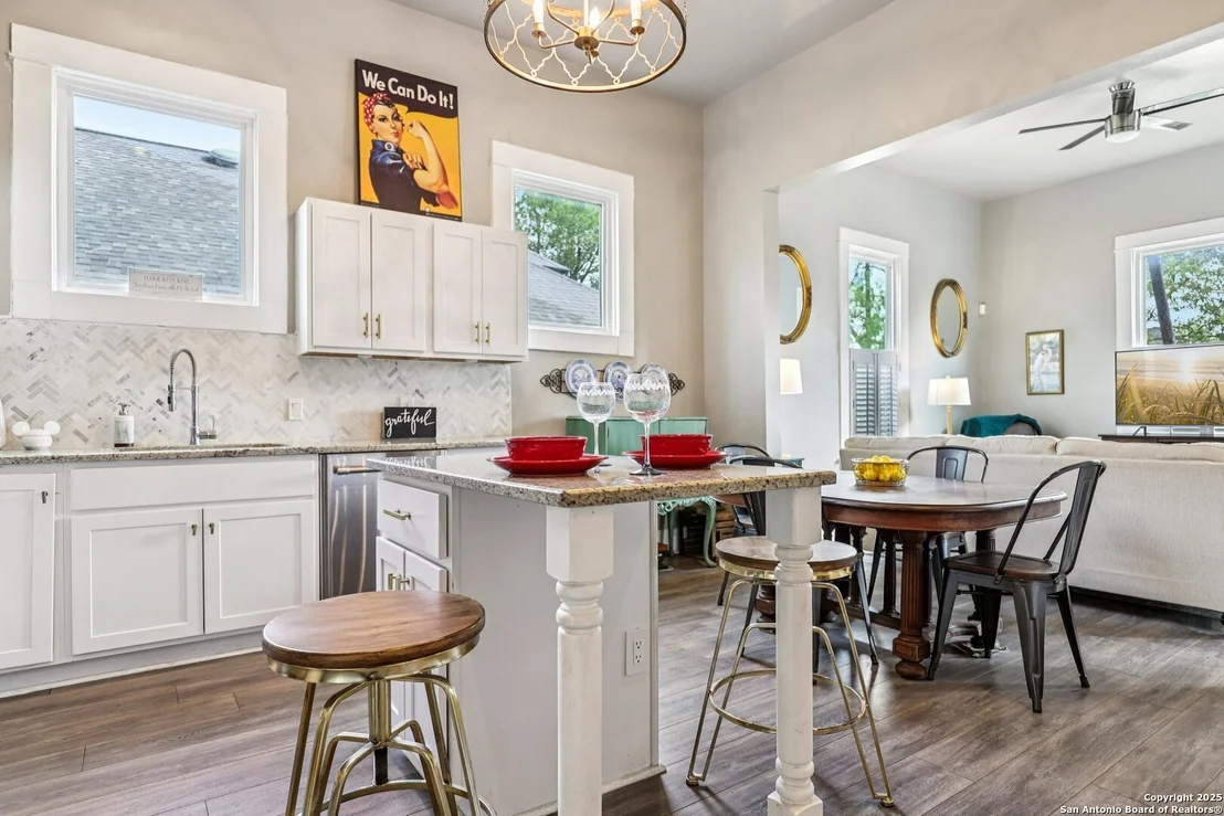 Photo of 721 Saint James