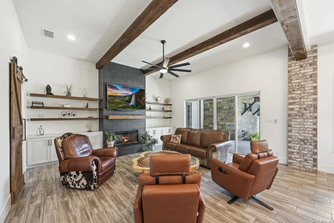 Photo of 979 Belle Oaks