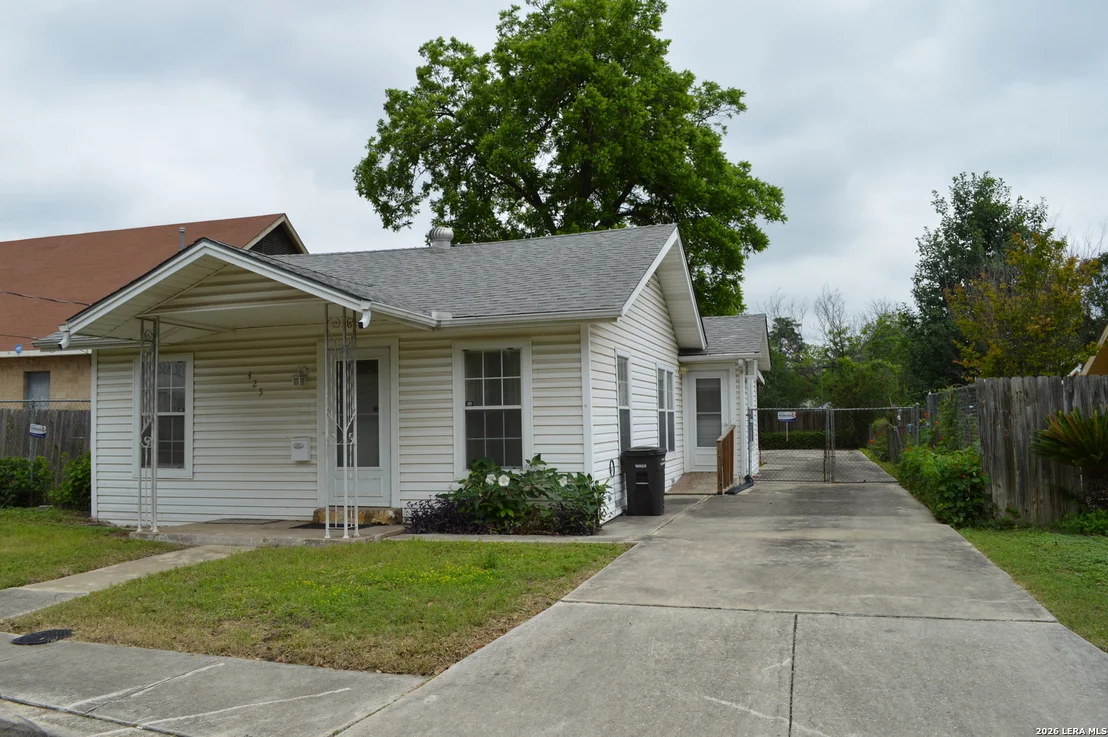 Photo of 425 Robert E Lee