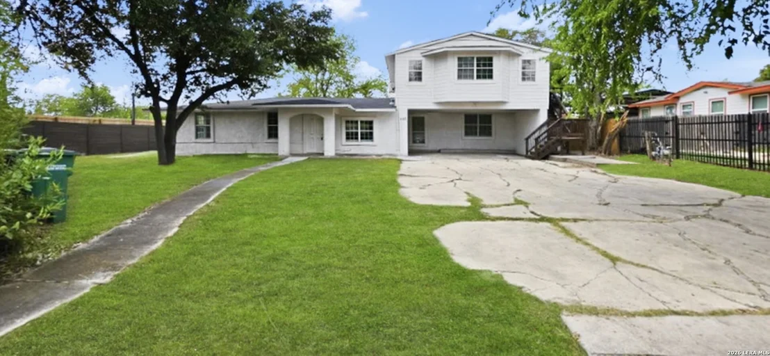 Photo of 645 W BROADVIEW DR