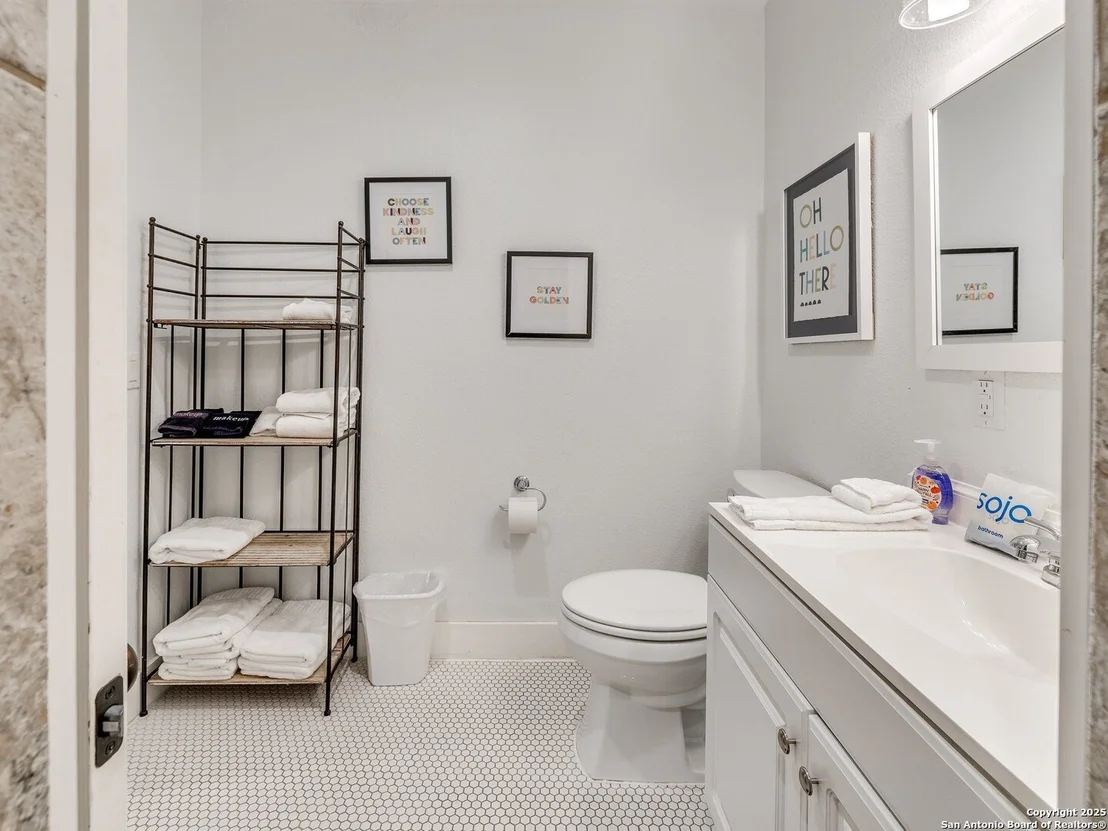 Photo of 337 W Hackberry St