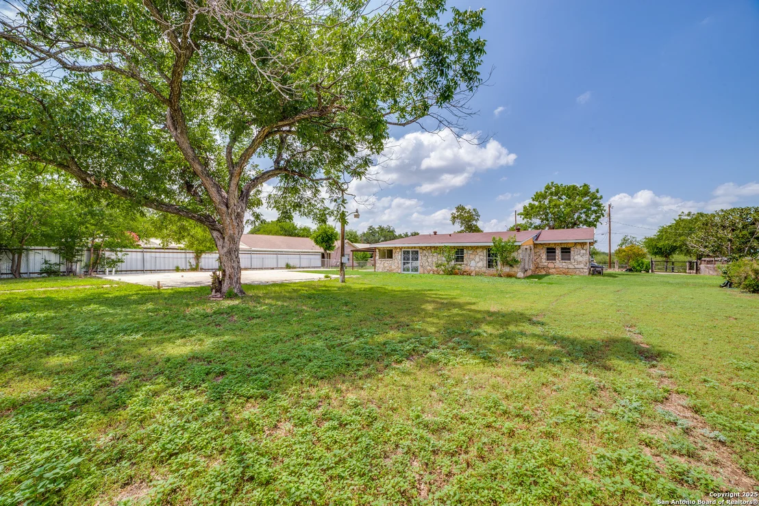 Photo of 606 W BAETZ BLVD