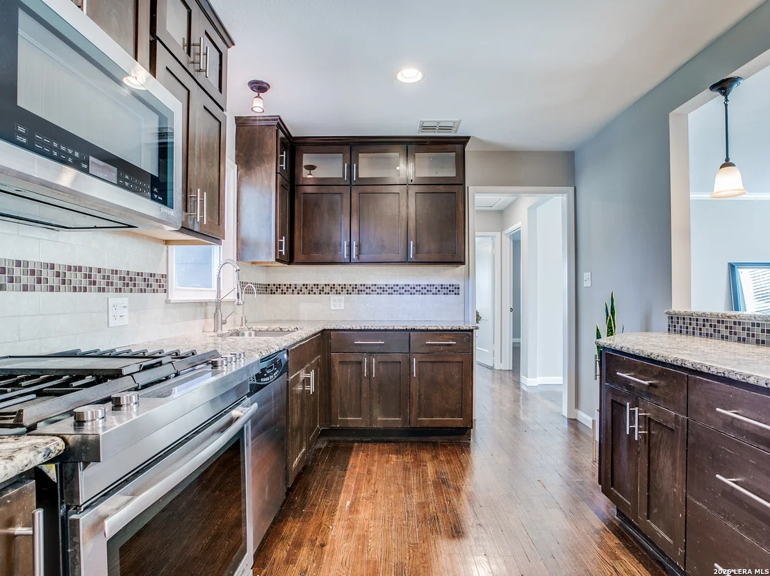 Photo of 411 Devonshire Dr