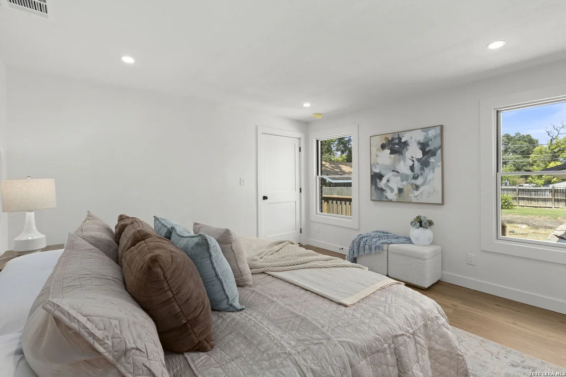 Photo of 219 THORAIN BLVD