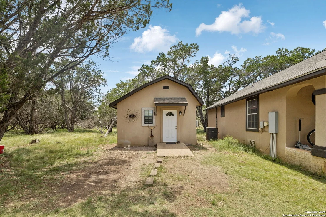 Photo of 450 Georg Oaks