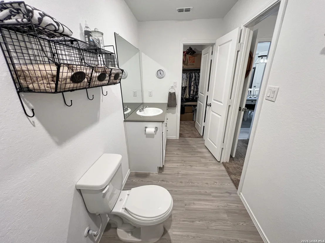 Photo of 1072 Shutter Way