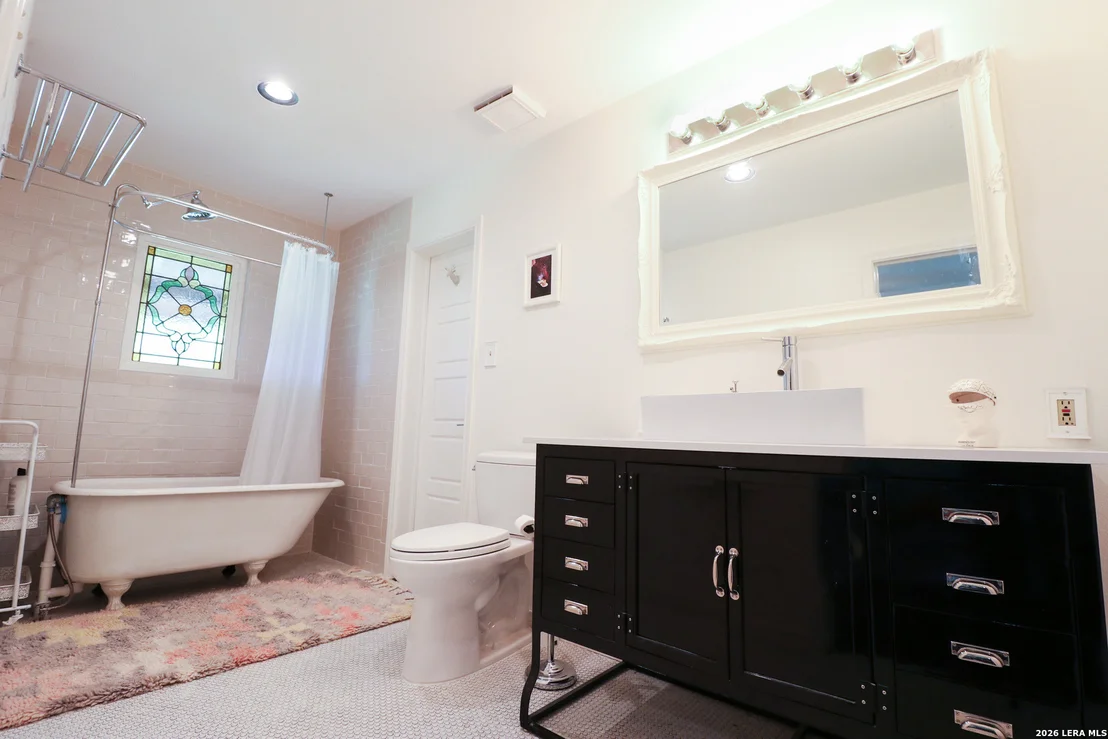 Photo of 810 Oakwood