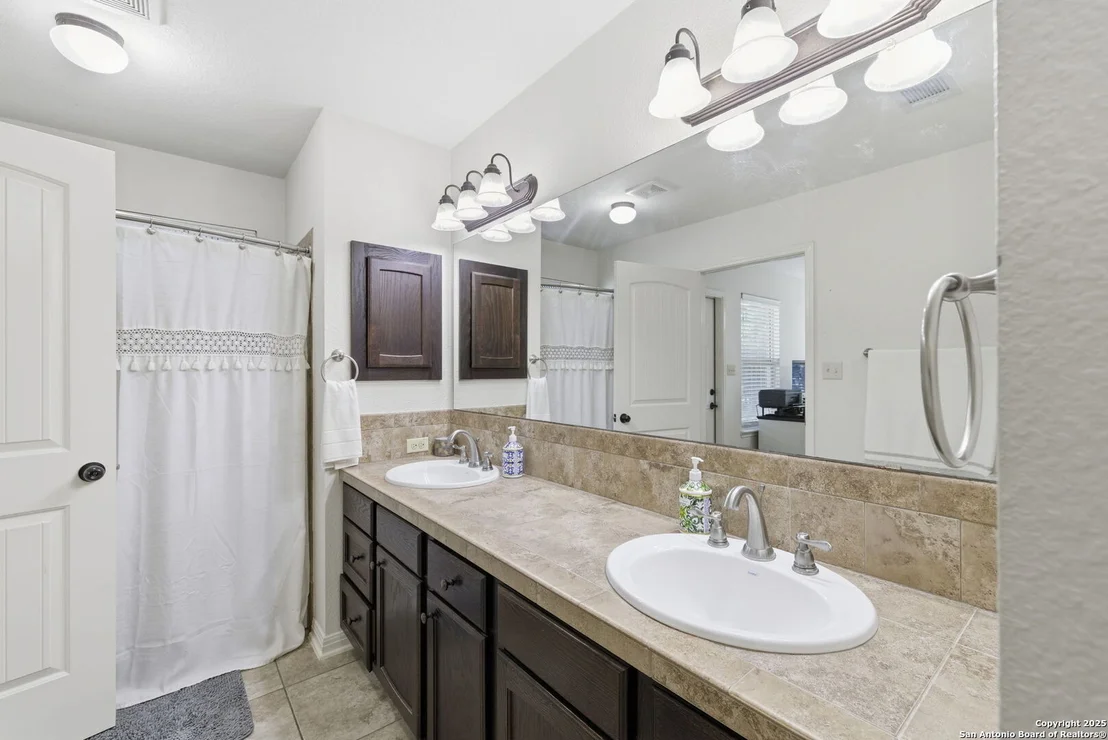 Photo of 2183 Hiline