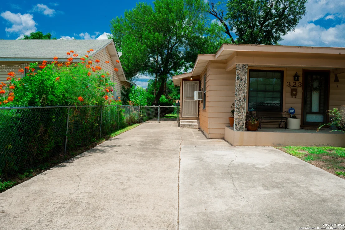 Photo of 323 Pletz