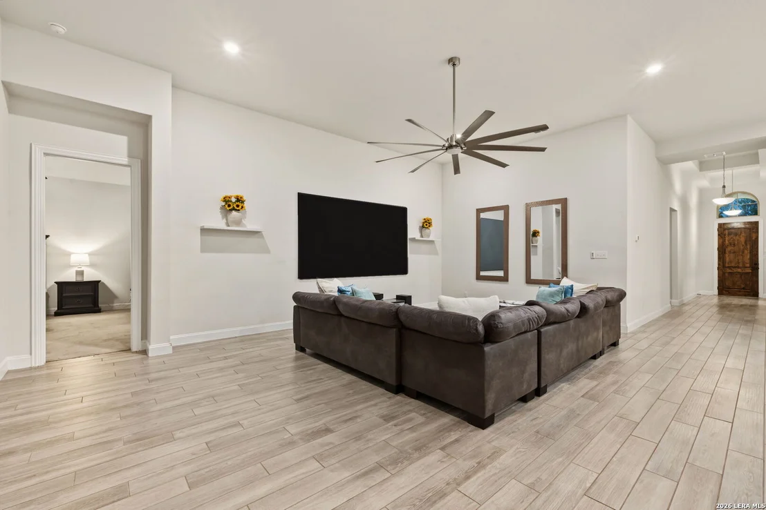 Photo of 122 HUNTWICK DR