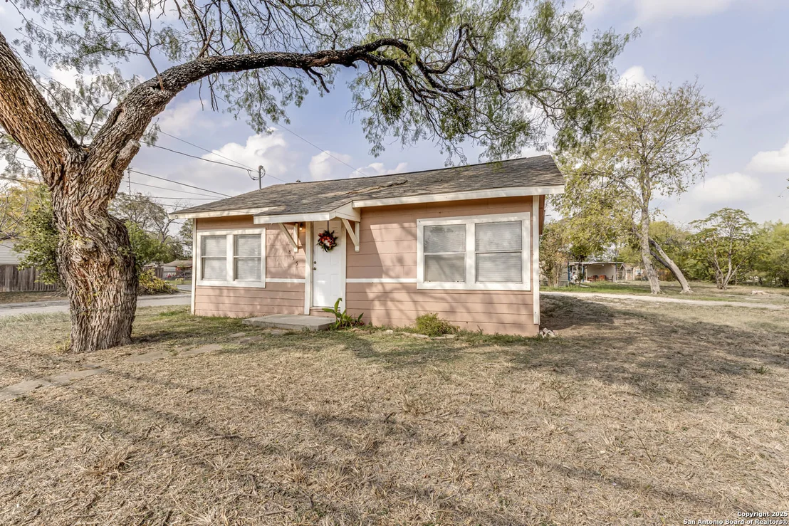 Photo of 835 Grosvenor