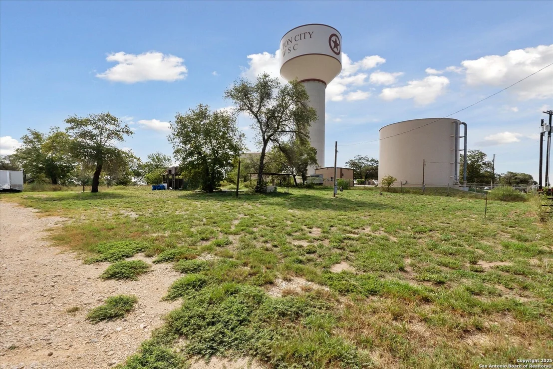 Photo of 385 Forest Oaks