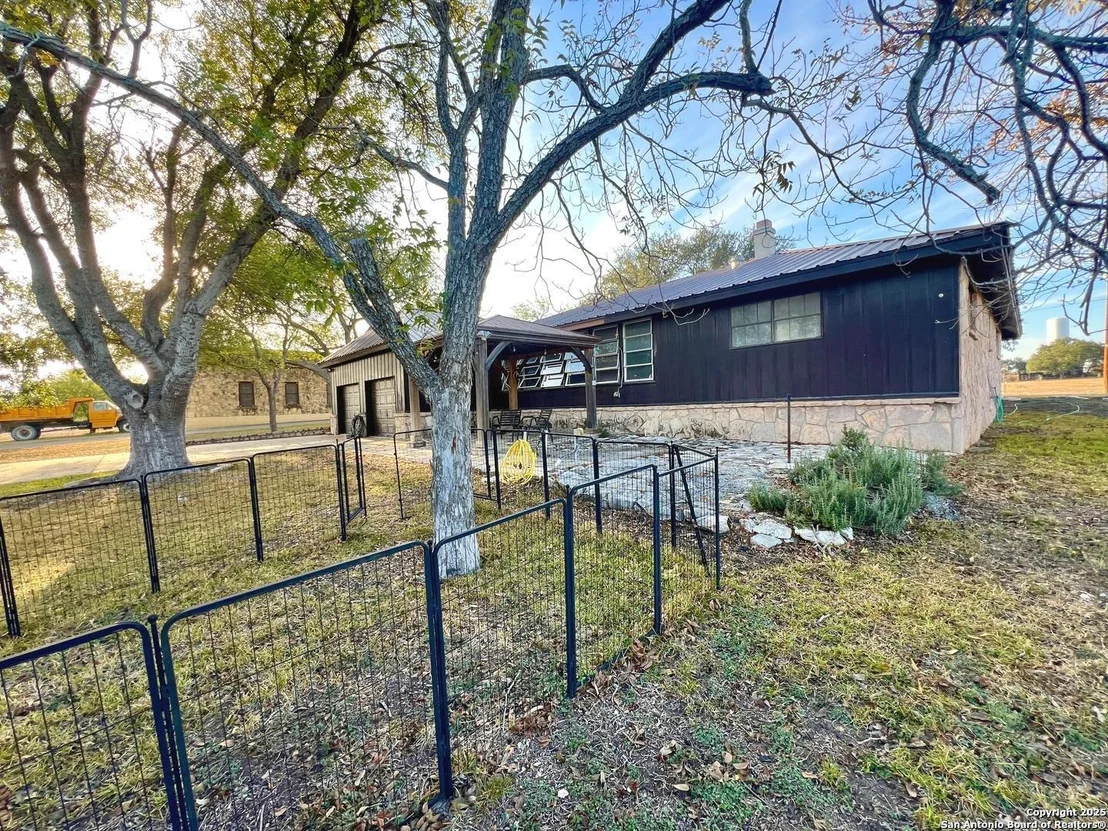 Photo of 433 Fort Clark Rd
