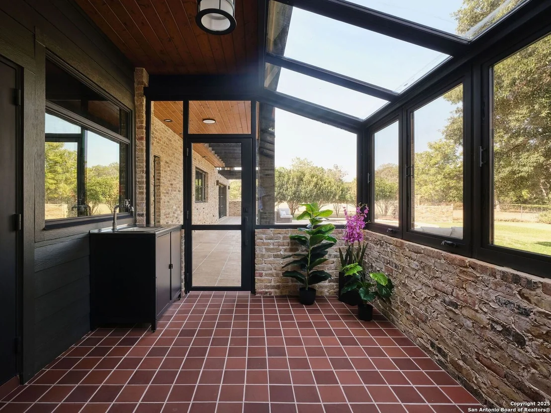 Photo of 353 Lakeview Blvd
