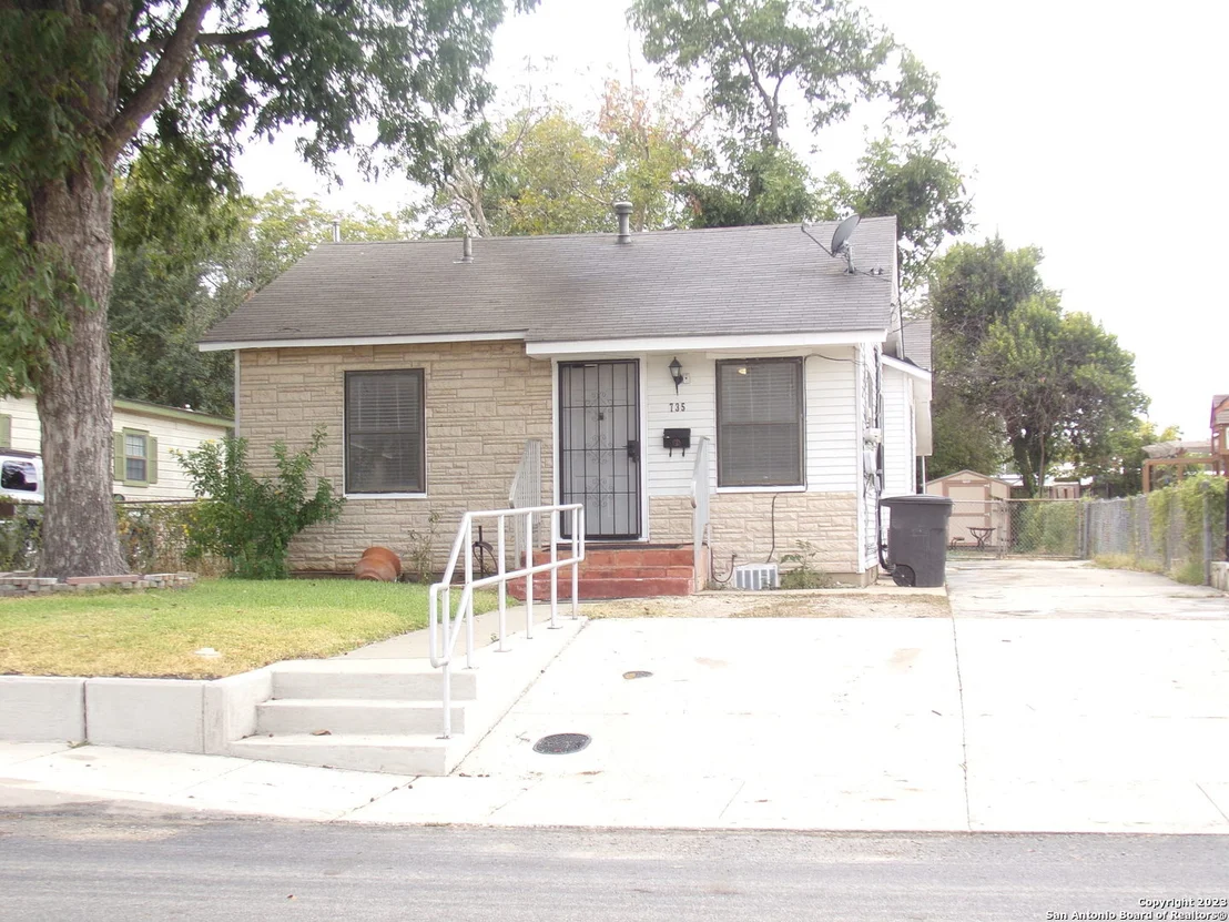 Photo of 735 ROCHAMBEAU