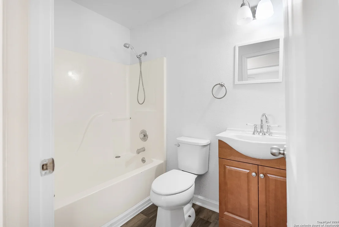 Photo of 5915 Middlefield