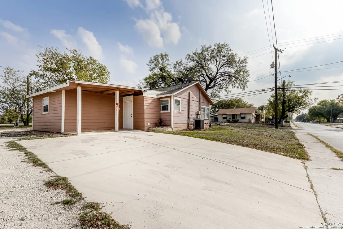 Photo of 835 Grosvenor