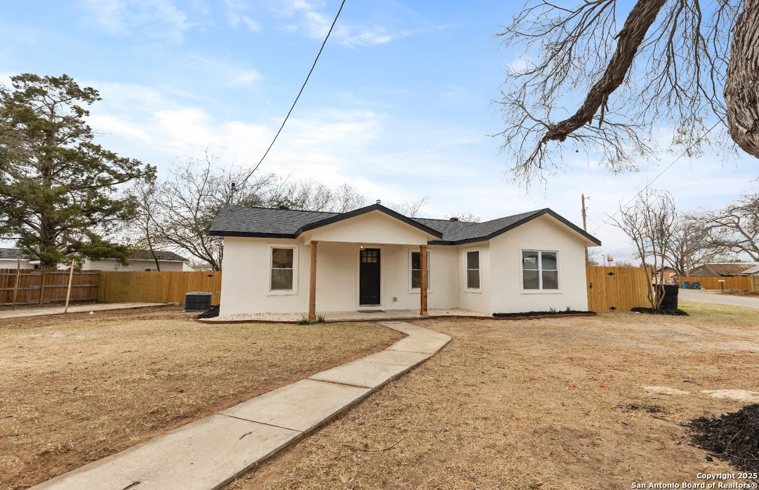Photo of 601 W MOORE AVE