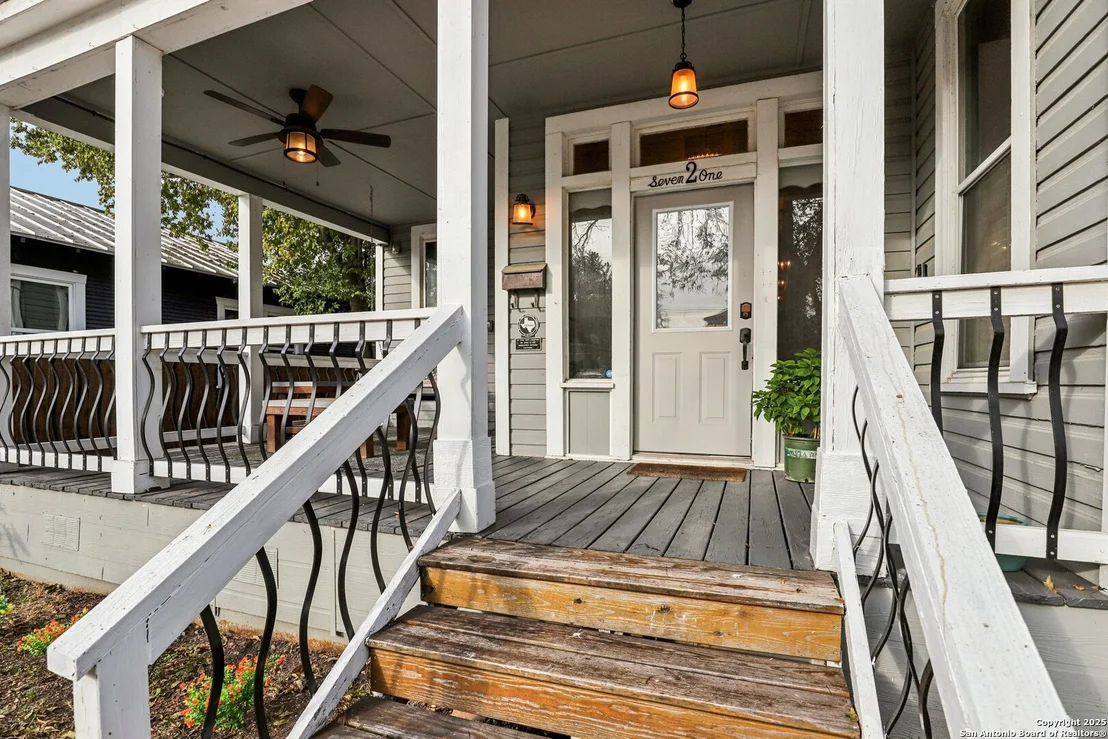 Photo of 721 Saint James