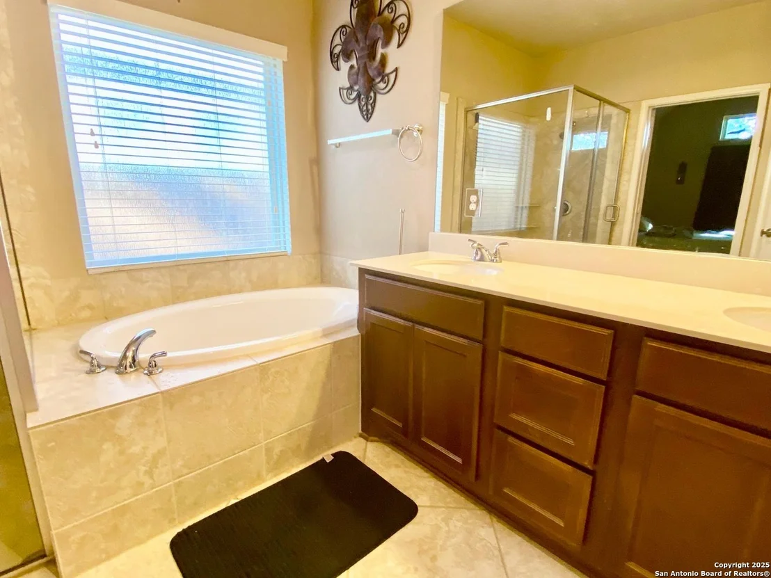 Photo of 8714 White Crown