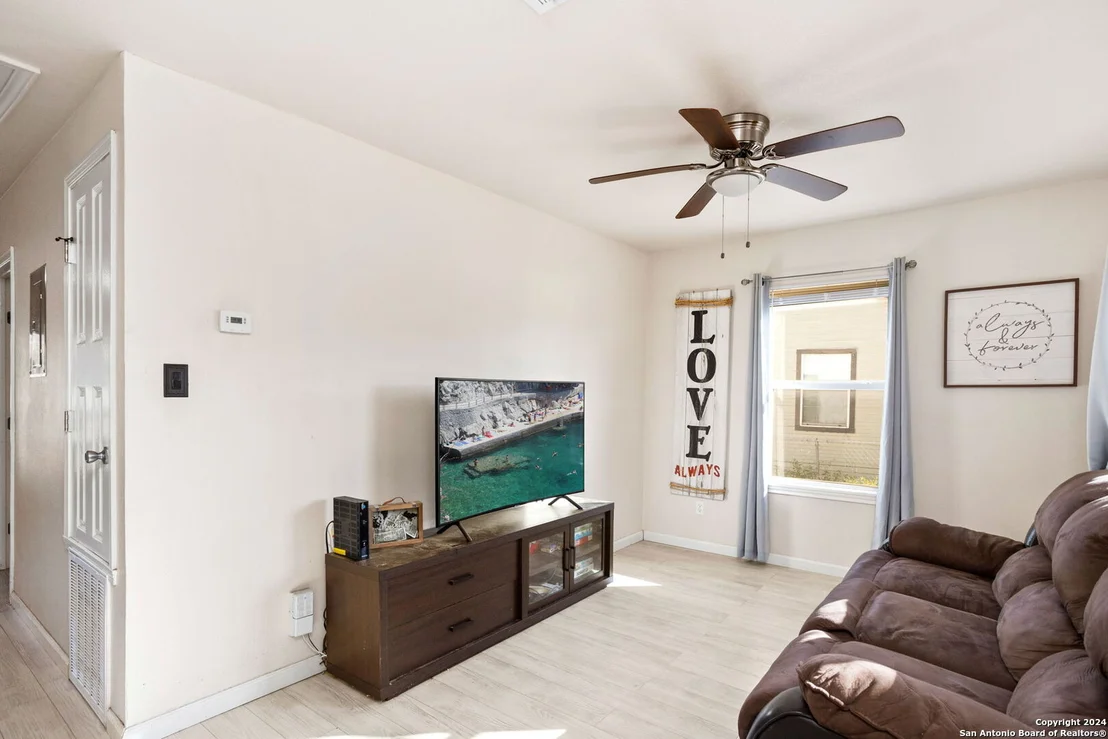 Photo of 425 W WRIGHT BLVD