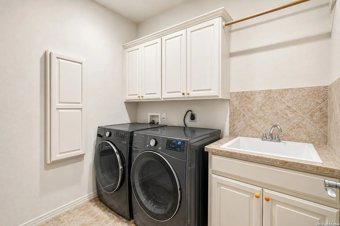 Photo of 138 RIDGE RD W