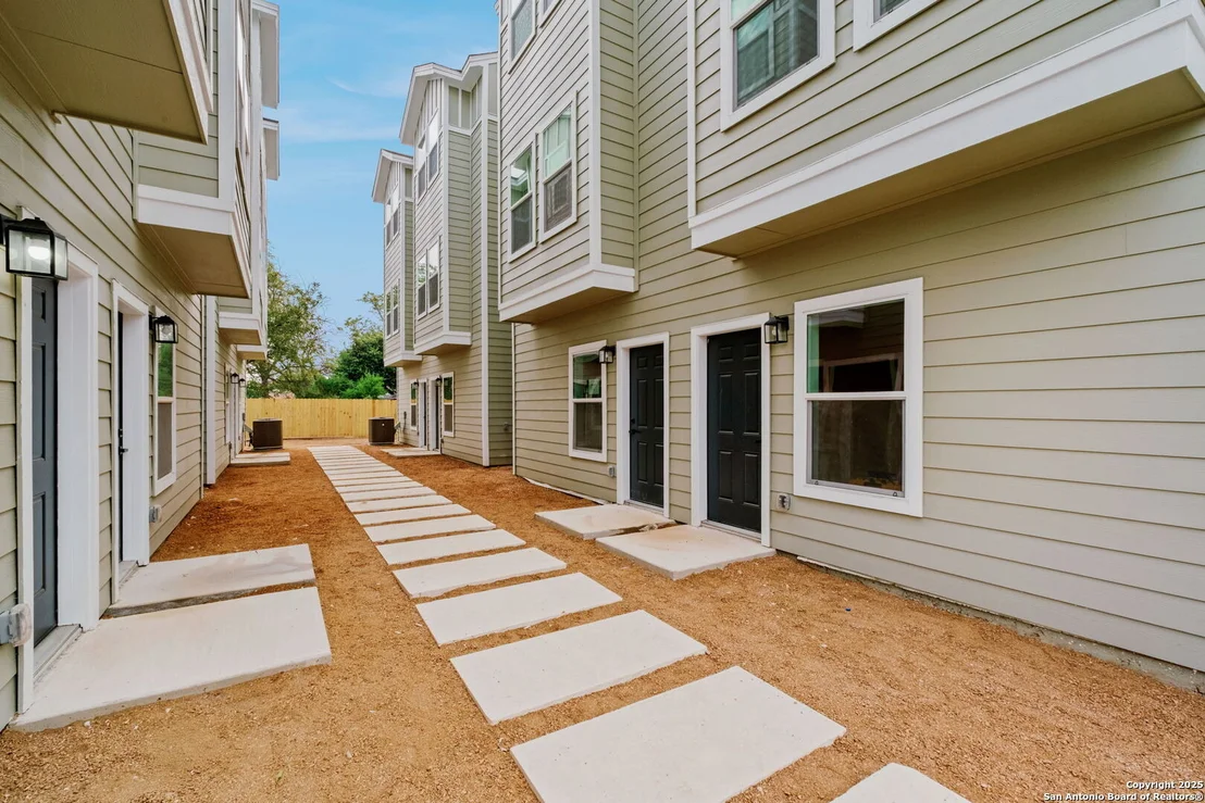 Photo of 1502 S Walters