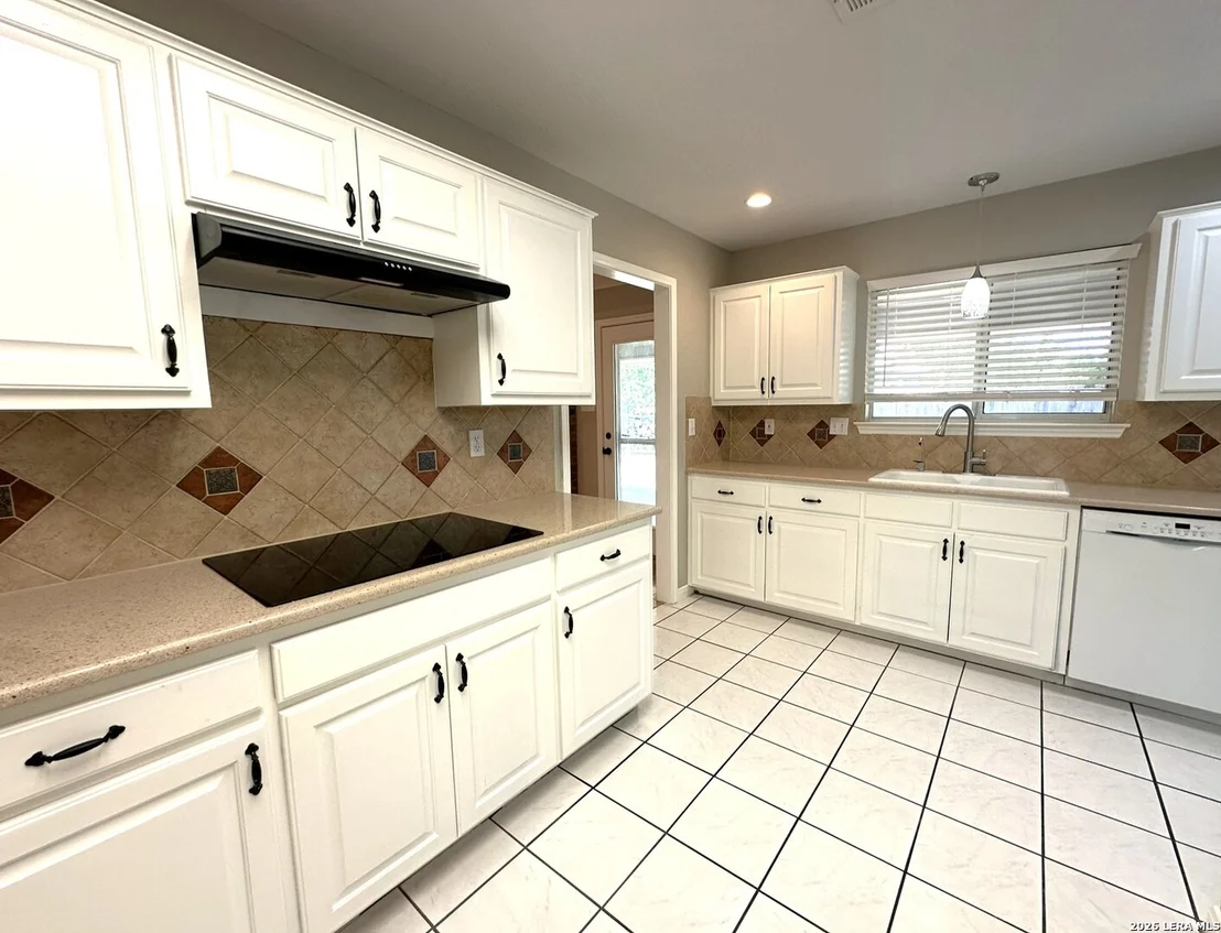 Photo of 909 QUEENS DR