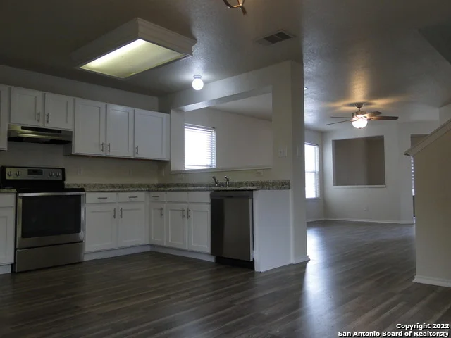 Photo of 421 Hampton Cove