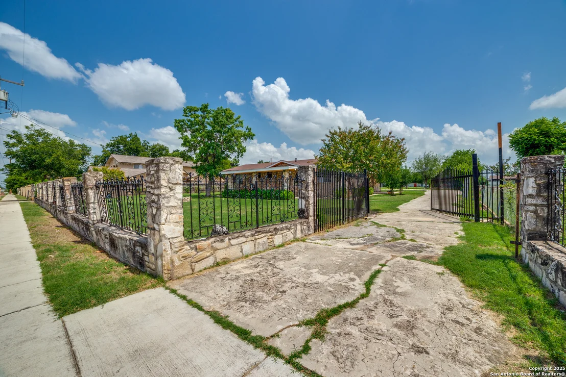 Photo of 606 W BAETZ BLVD