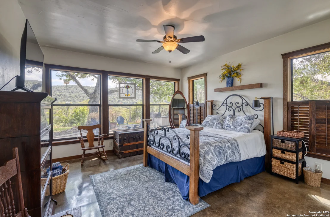 Photo of 1242 RIVER RD