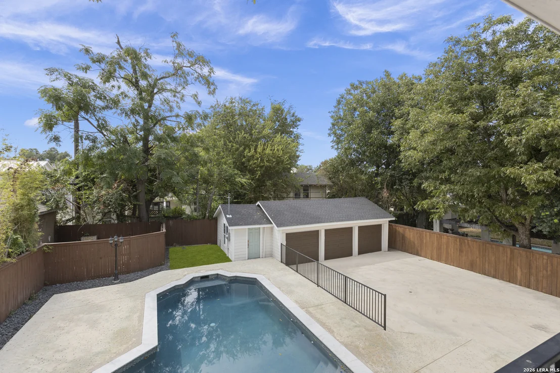 Photo of 114 CLOVERLEAF AVE