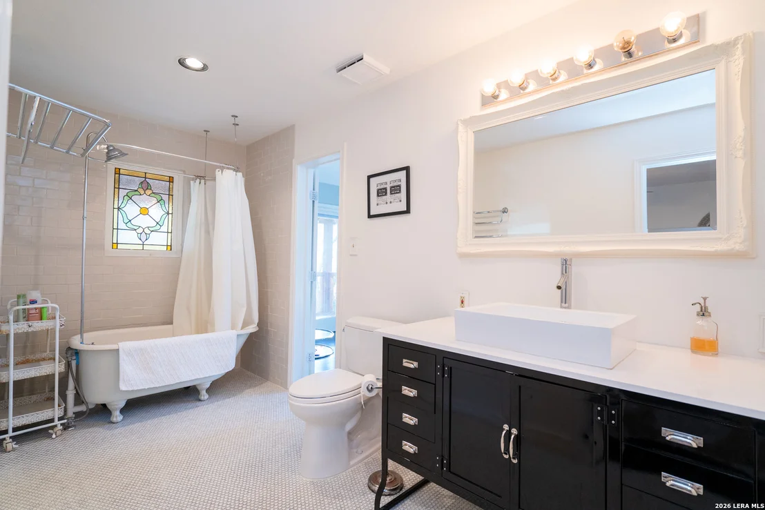 Photo of 810 Oakwood