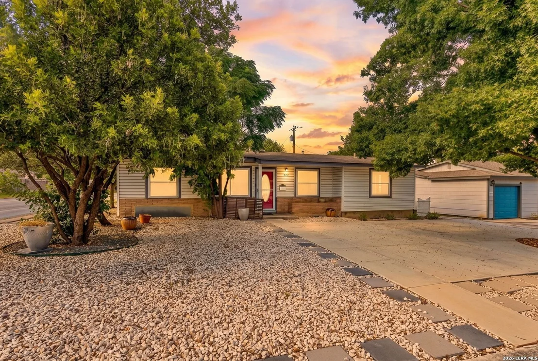 Photo of 359 Pilgrim Dr